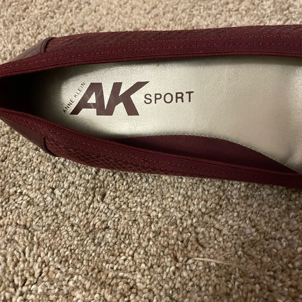 Women's AK Sport Burgundy Flats Size 8.5 M Like New Comfy - Picture 5 of 9